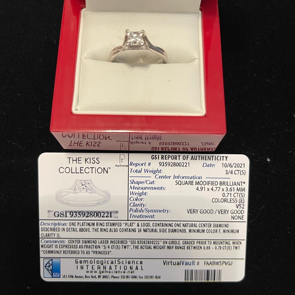 The KAY KISS collection. Platinum ring with natural diamonds.